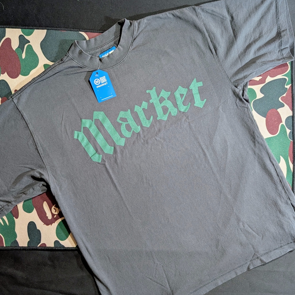 Market Studios Dark Gray T-Shirt with Green Logo New‎ With Tags Mens Med